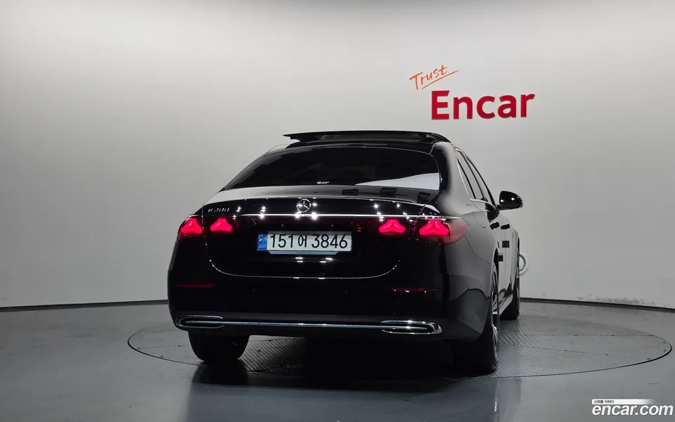 Mercedes-Benz E-Class E200 2024 — thumbnail 4