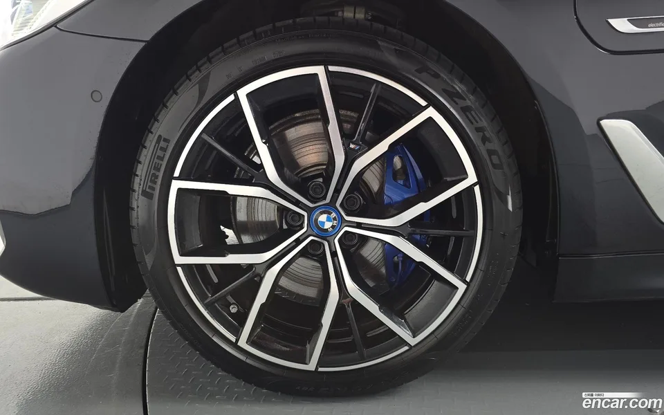 BMW 5 Series 530e M 2022 — thumbnail 2