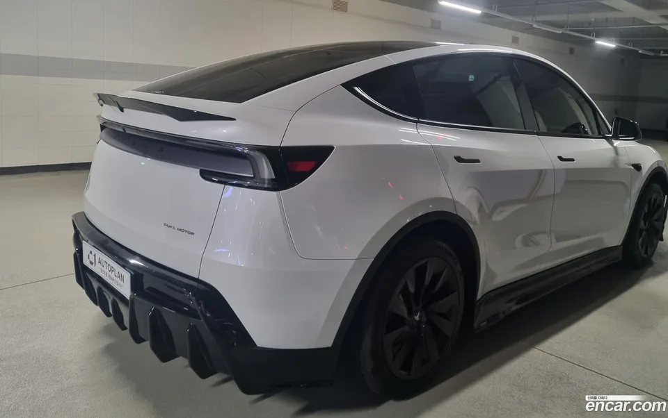 Tesla Model Y AWD 2025 — thumbnail 4