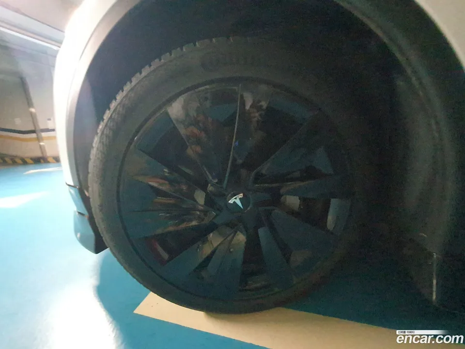 Tesla Model Y AWD 2025 — thumbnail 5