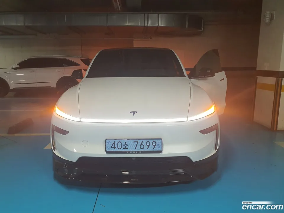 Tesla Model Y AWD 2025 — photo 1, buy with delivery to Moscow