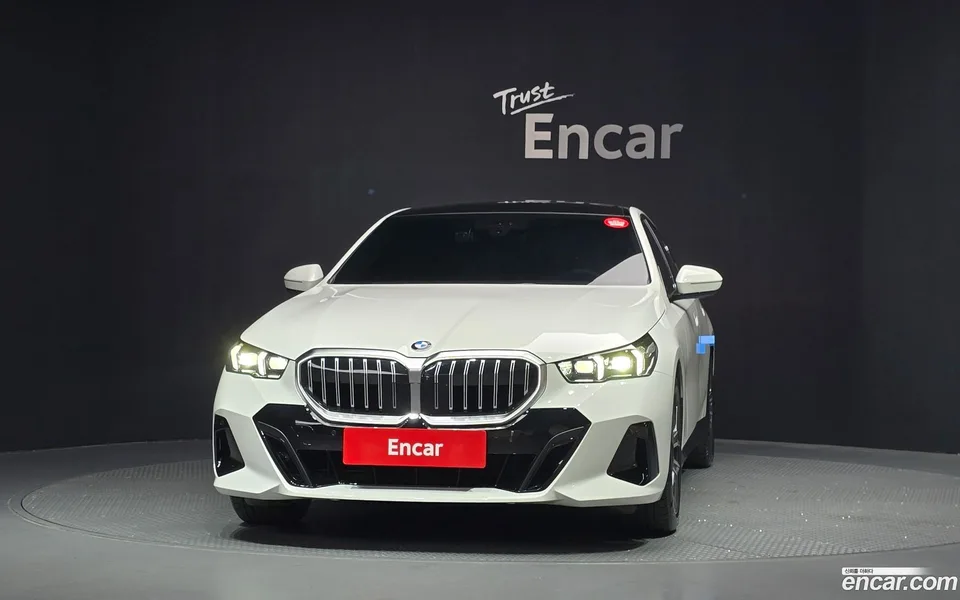 BMW 5 Series 520i M 2025 — thumbnail 3
