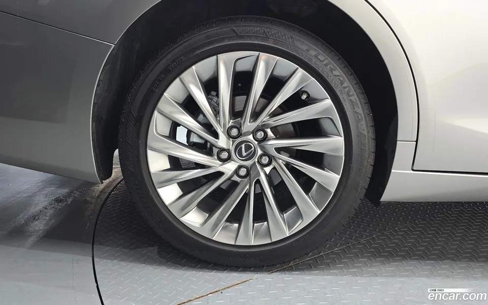 Lexus ES 300h 2025 — thumbnail 2