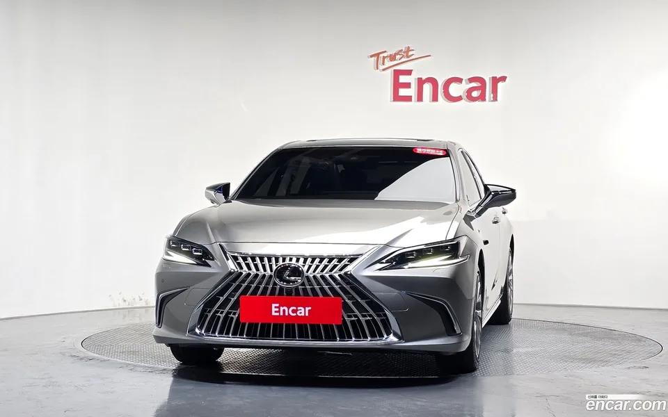 Lexus ES 300h 2025 — thumbnail 3