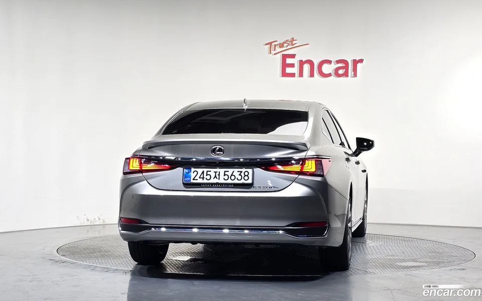 Lexus ES 300h 2025 — thumbnail 4