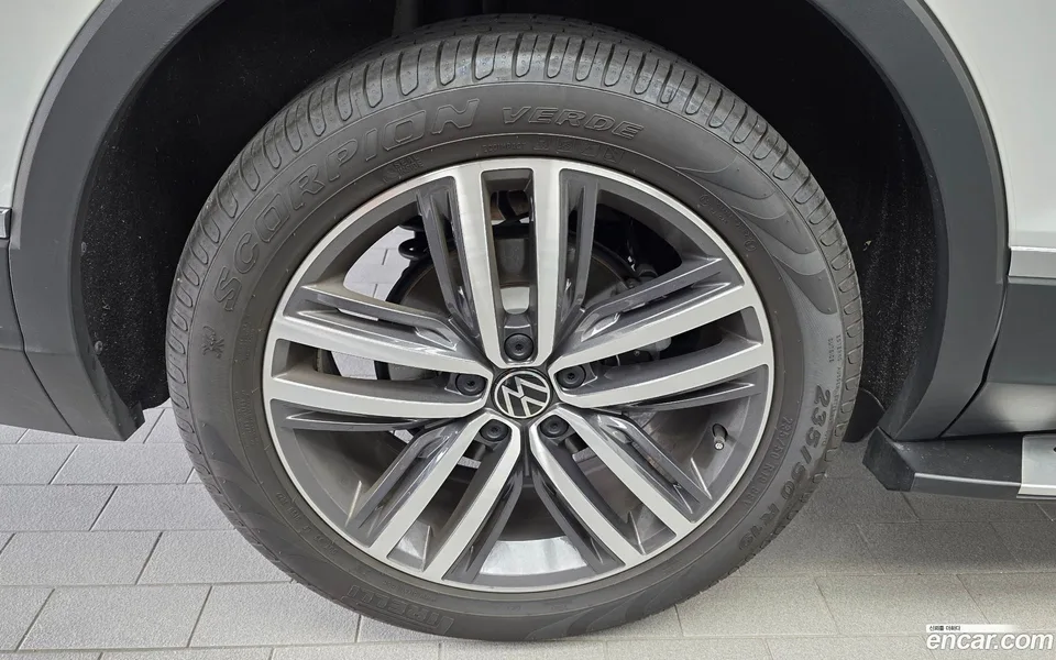 Volkswagen Tiguan Allspace 2.0 TSI 2023 — thumbnail 2