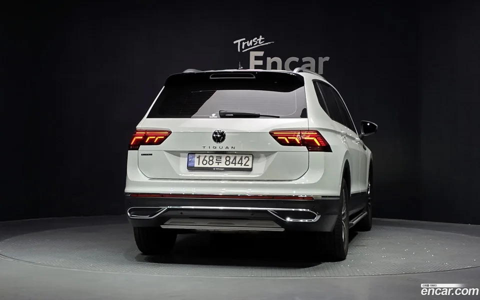 Volkswagen Tiguan Allspace 2.0 TSI 2023 — thumbnail 4