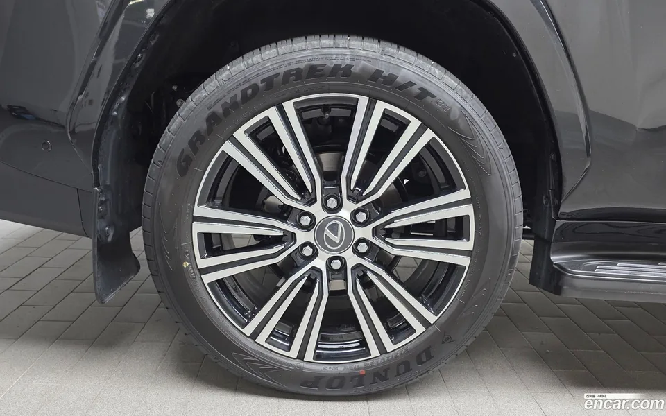 Lexus LX 700h 2025 — thumbnail 2