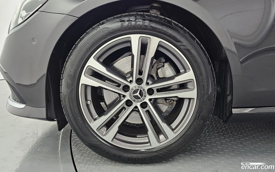 Mercedes-Benz E-Class E250 2023 — thumbnail 2