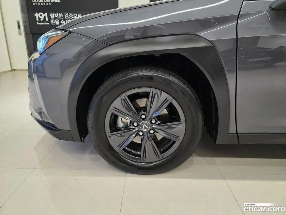 Lexus UX 300h 2.0 2WD 2025 — thumbnail 2