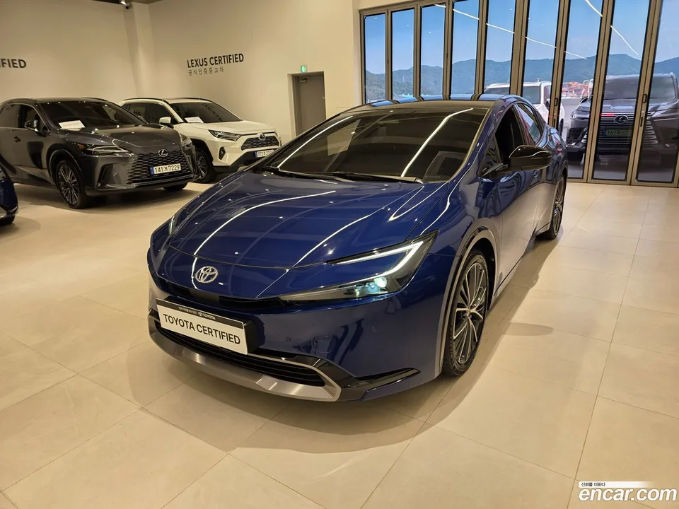 Toyota Prius 2.0 LE 2025 — photo 1, buy with delivery to Moscow