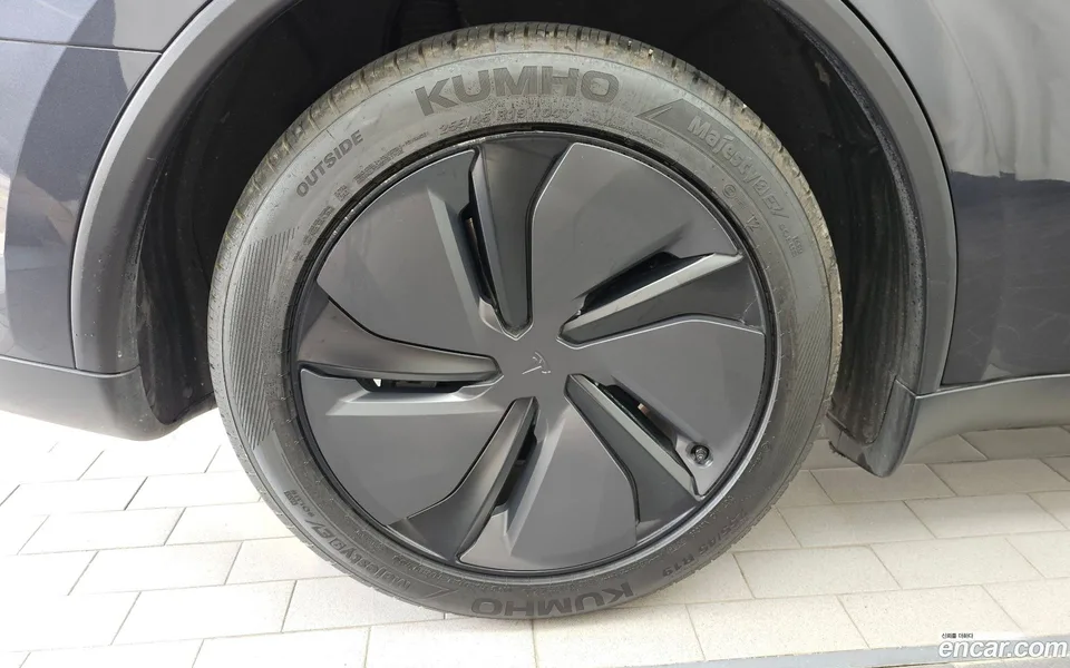 Tesla Model Y RWD 2025 — thumbnail 2