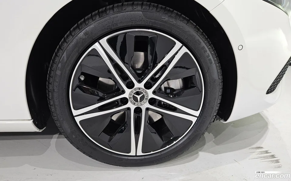 Mercedes-Benz A-Class A220 2025 — thumbnail 2