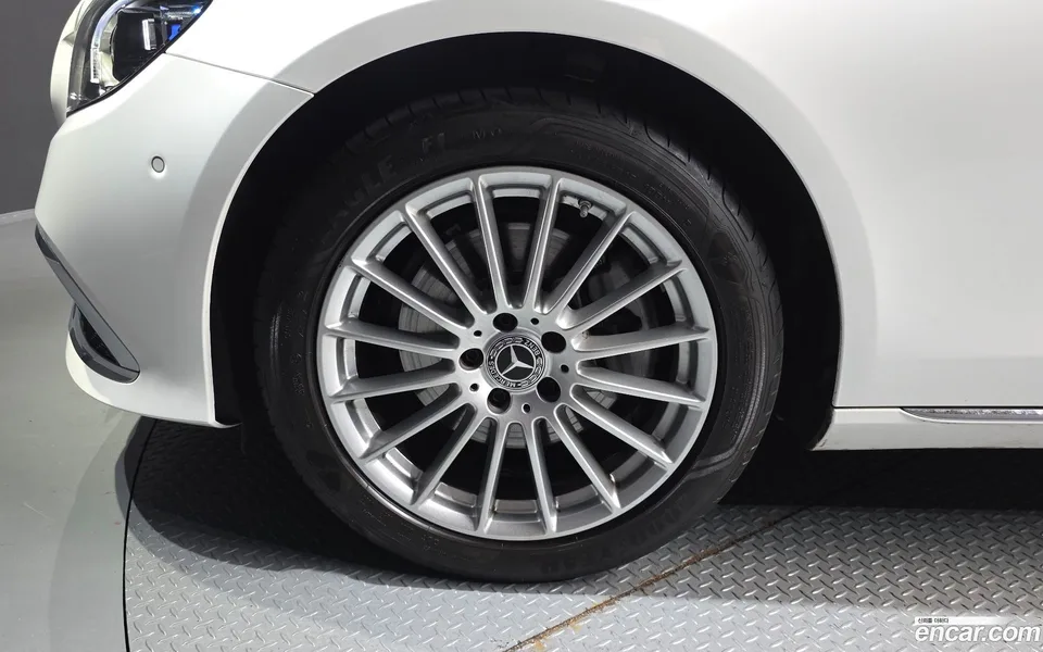 Mercedes-Benz E-Class E250 2023 — thumbnail 2