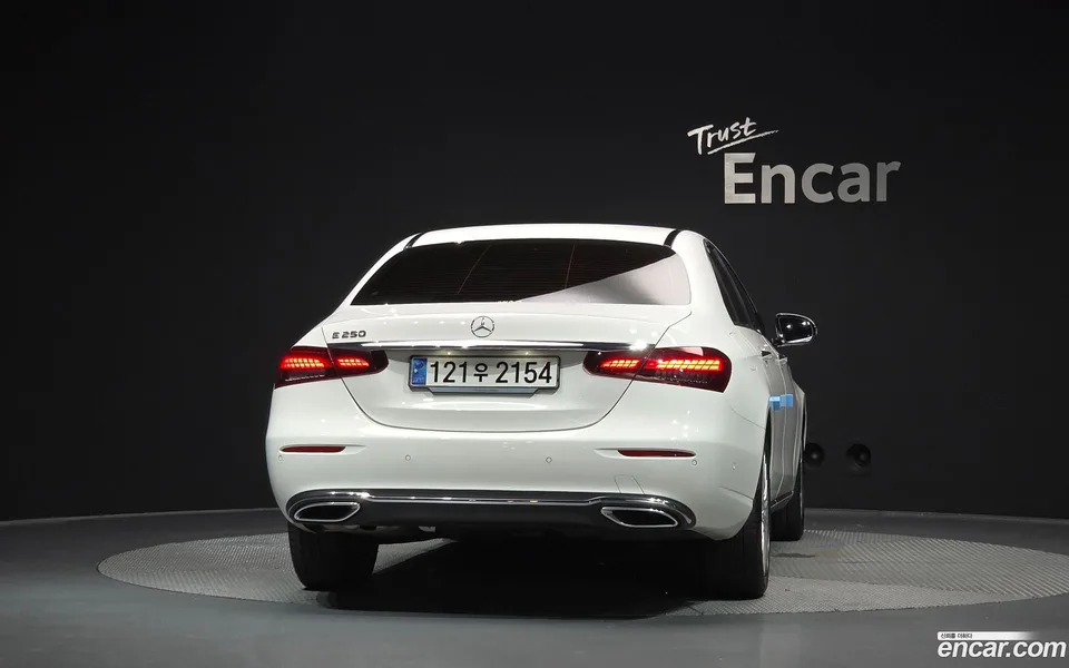 Mercedes-Benz E-Class E250 2023 — thumbnail 4