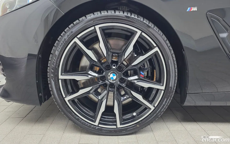 BMW 8 Series M850i xDrive 2025 — thumbnail 2