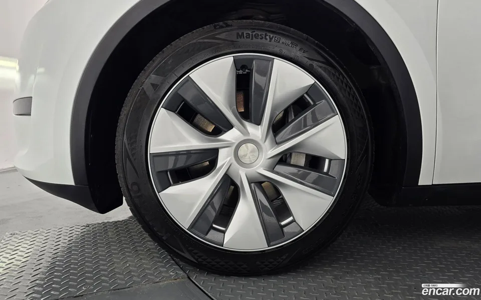 Tesla Model Y RWD 2023 — thumbnail 5