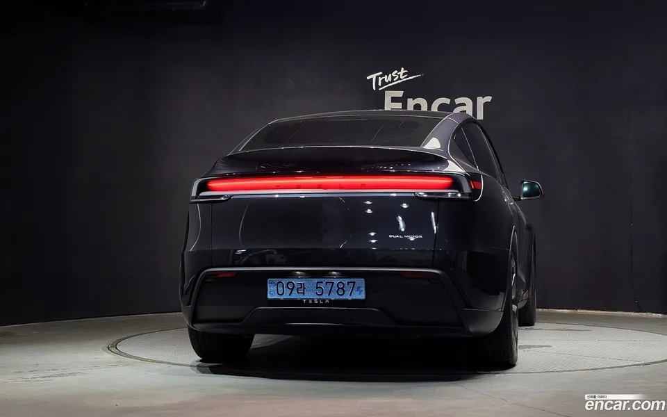 Tesla Model Y AWD 2025 — thumbnail 4