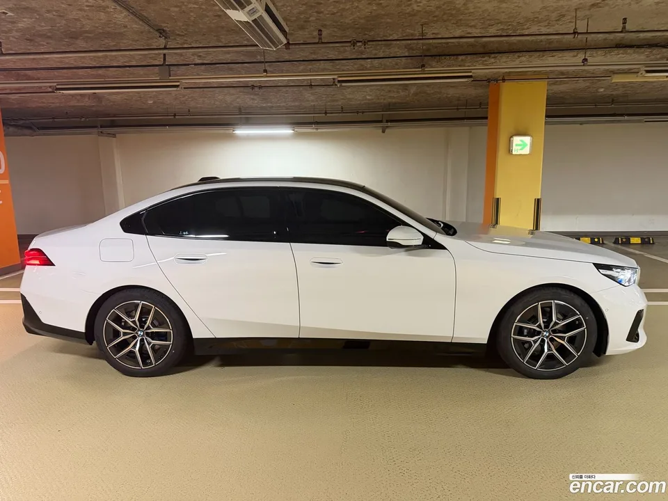 BMW 5 Series 520i M 2026 — thumbnail 3