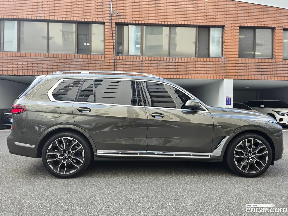 BMW X7 xDrive 40d M 7 2025 — thumbnail 2