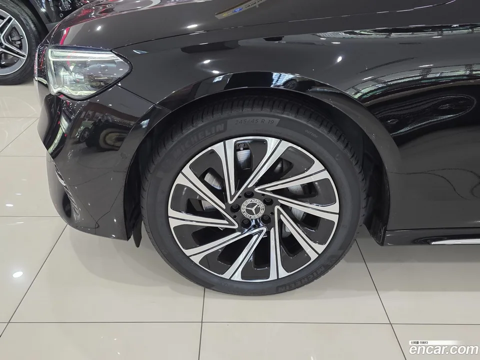 Mercedes-Benz E-Class E300 4MATIC 2024 — thumbnail 2