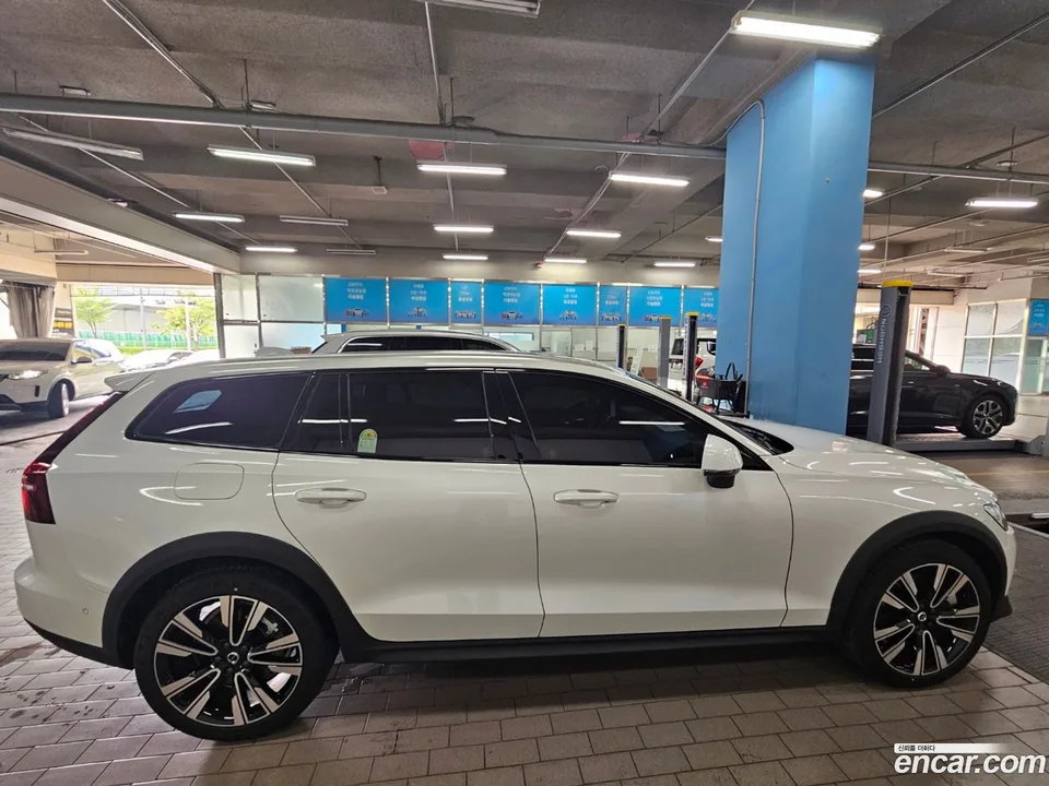 Volvo V60 Cross Country B5 AWD 2026 — thumbnail 2