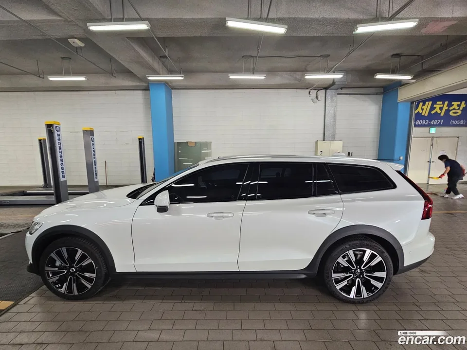 Volvo V60 Cross Country B5 AWD 2026 — thumbnail 3