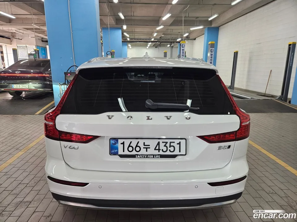 Volvo V60 Cross Country B5 AWD 2026 — thumbnail 4