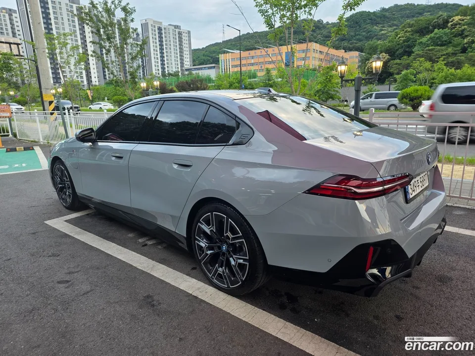 BMW 5 Series 530e M 2024 — миниатюра 2