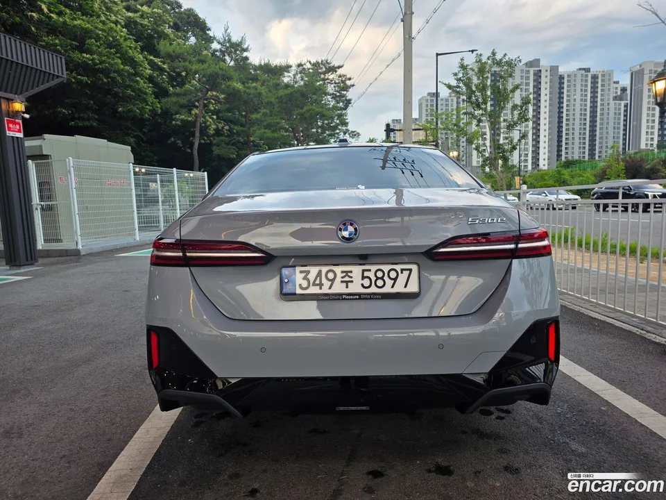BMW 5 Series 530e M 2024 — миниатюра 3