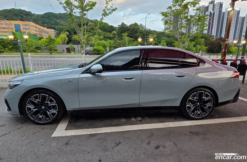 BMW 5 Series 530e M 2024 — миниатюра 4
