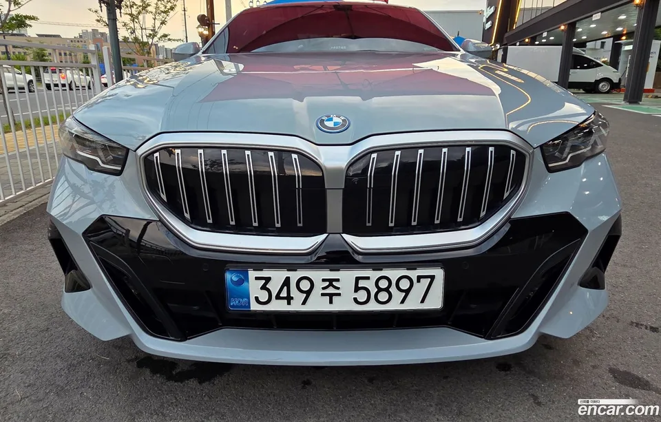 BMW 5 Series 530e M 2024 — фото 1, купить с доставкой в Москву