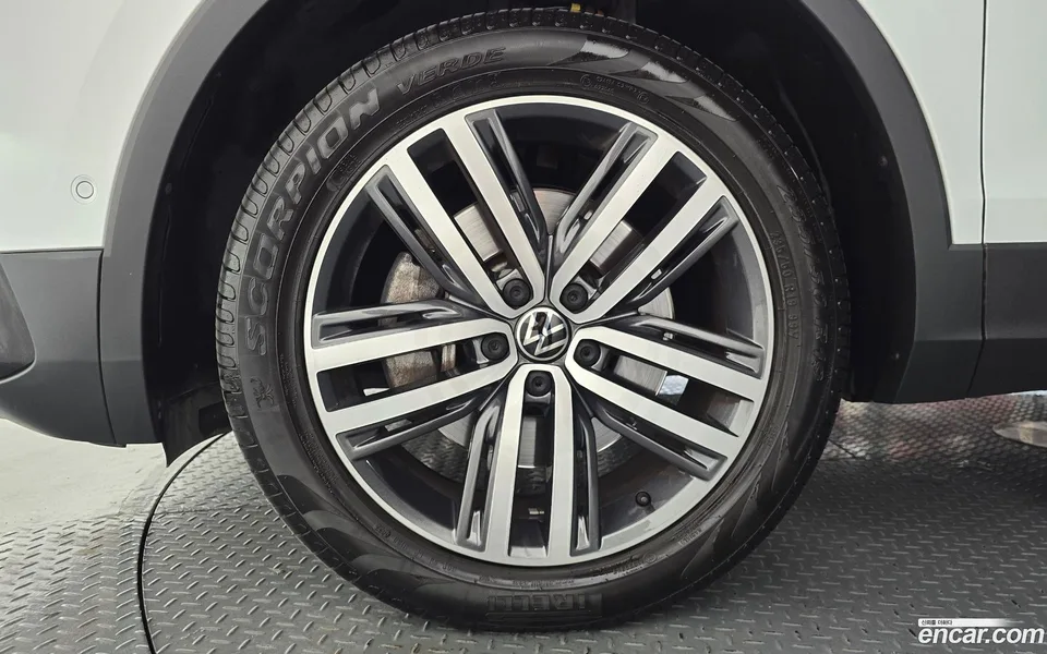 Volkswagen Tiguan Allspace 2.0 TSI 2022 — thumbnail 2