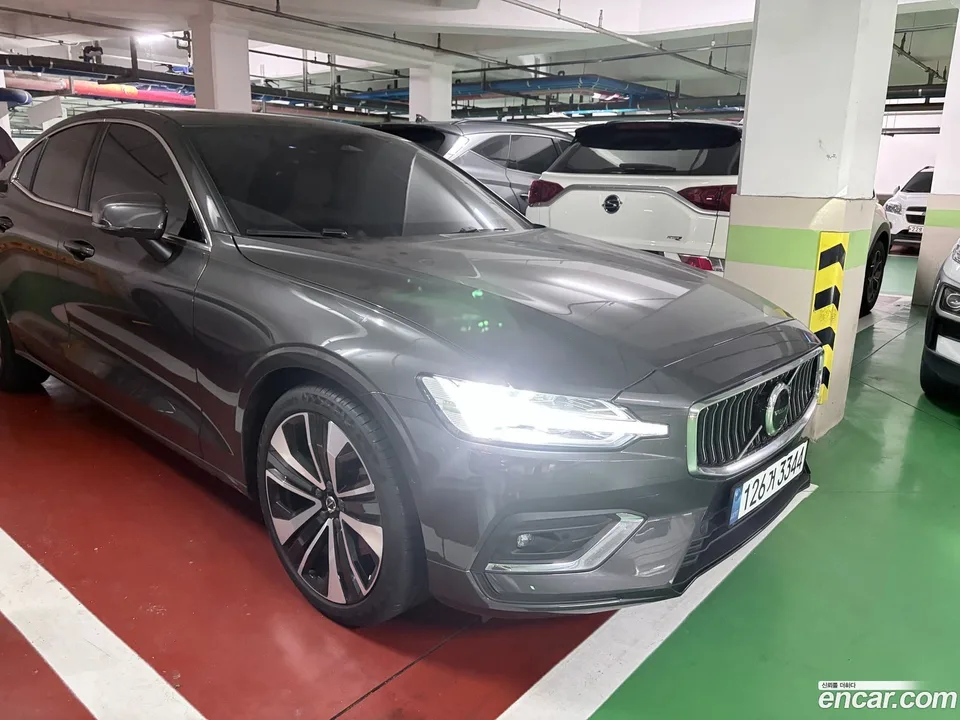 Volvo S60 B5 2025 — photo 1, buy with delivery to Moscow