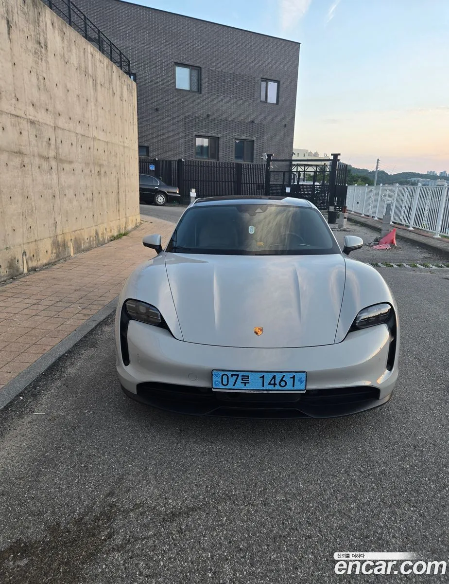Porsche Taycan 2023 — thumbnail 3