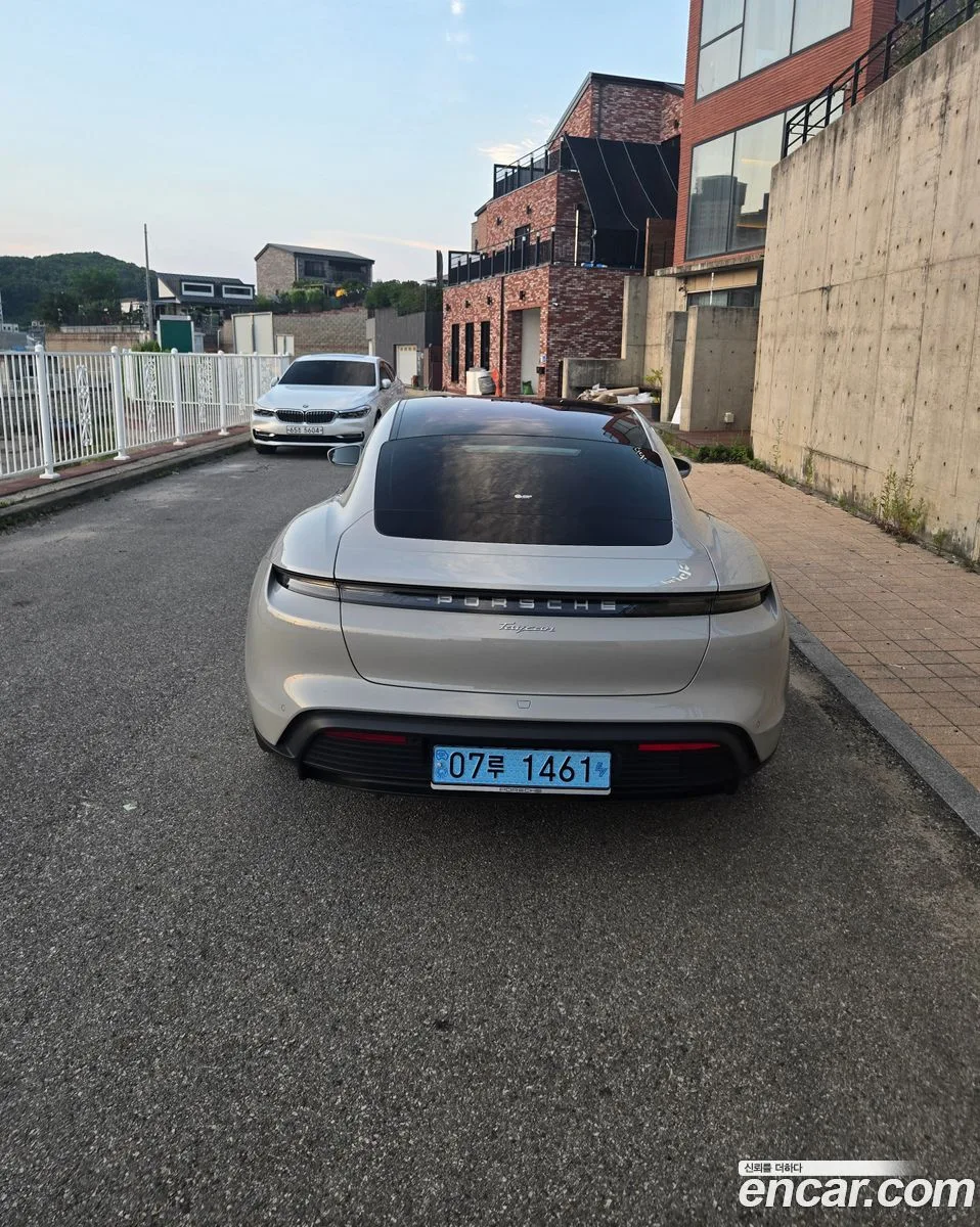 Porsche Taycan 2023 — thumbnail 4