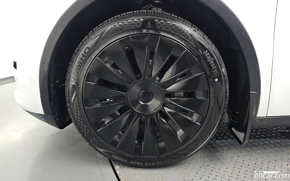 Tesla Model Y RWD 2023 — thumbnail 2