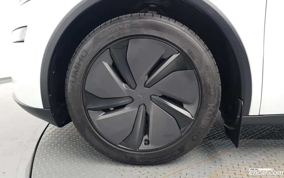 Tesla Model Y RWD 2026 — thumbnail 2