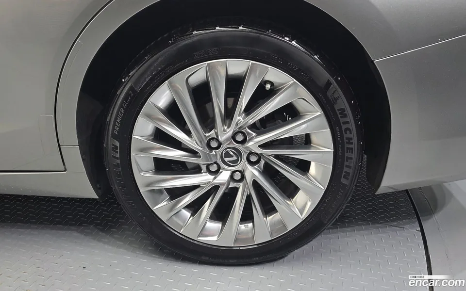 Lexus ES 300h 2023 — thumbnail 2