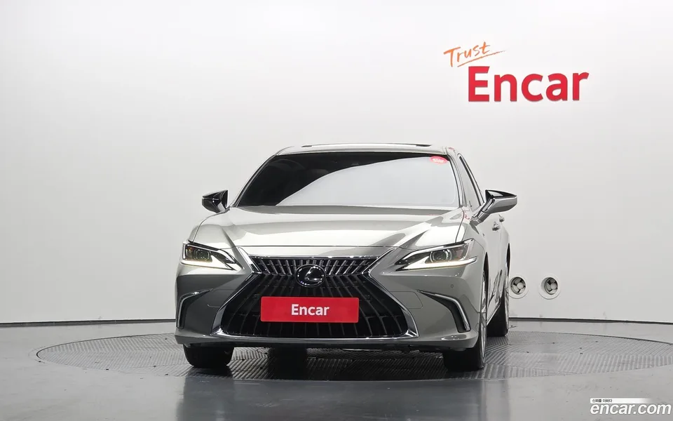Lexus ES 300h 2023 — thumbnail 3