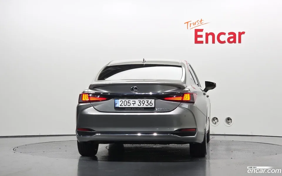 Lexus ES 300h 2023 — thumbnail 4