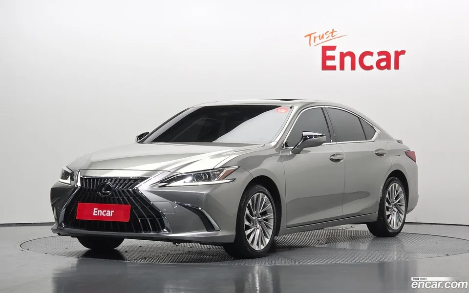 Lexus ES 300h 2023 — photo 1, buy with delivery to Moscow