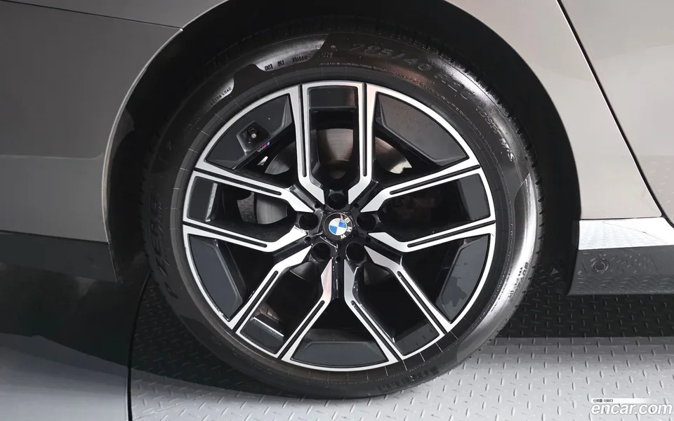 BMW 7 Series 740i sDrive M 2023 — thumbnail 2