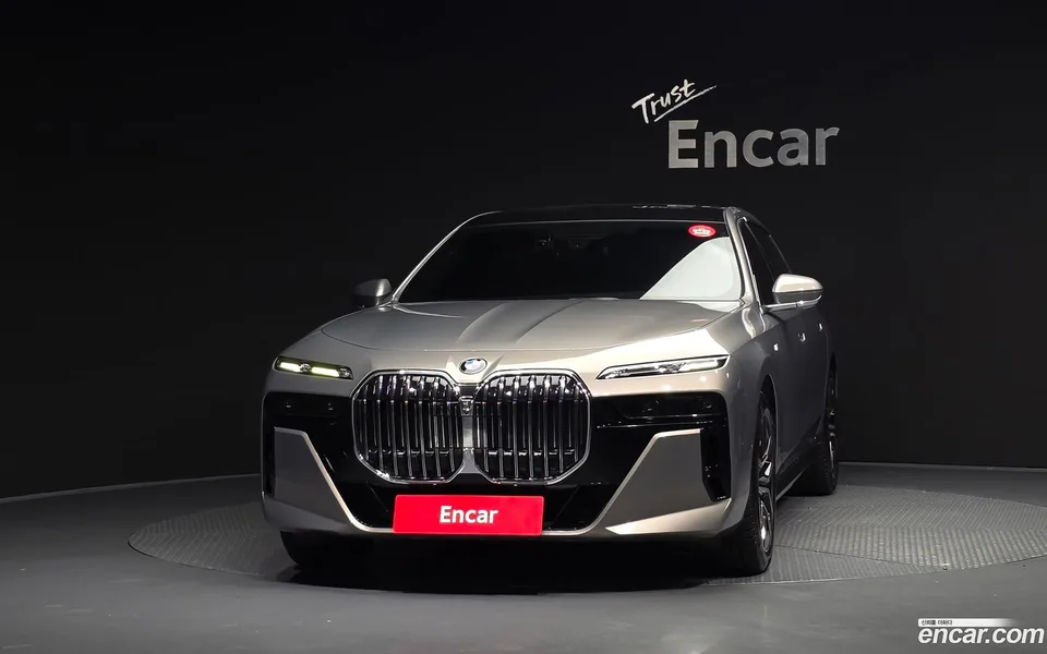 BMW 7 Series 740i sDrive M 2023 — thumbnail 3