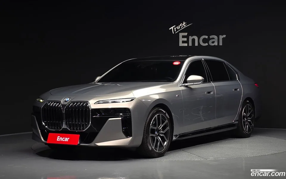 BMW 7 Series 740i sDrive M 2023 — photo 1, buy with delivery to Moscow