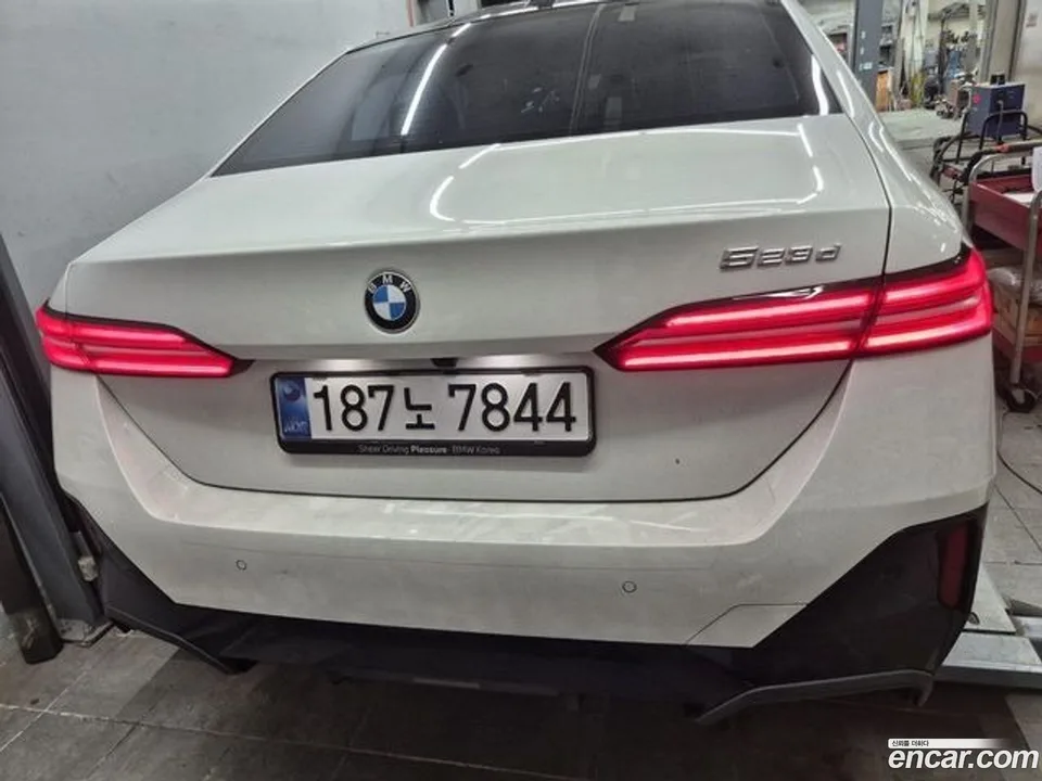 BMW 5 Series 523d M 2025 — миниатюра 2