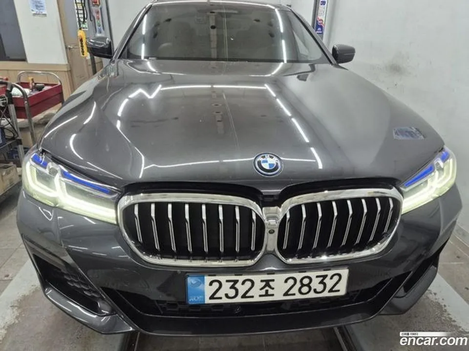 BMW 5 Series 530e M 2023 — фото 1, купить с доставкой в Москву