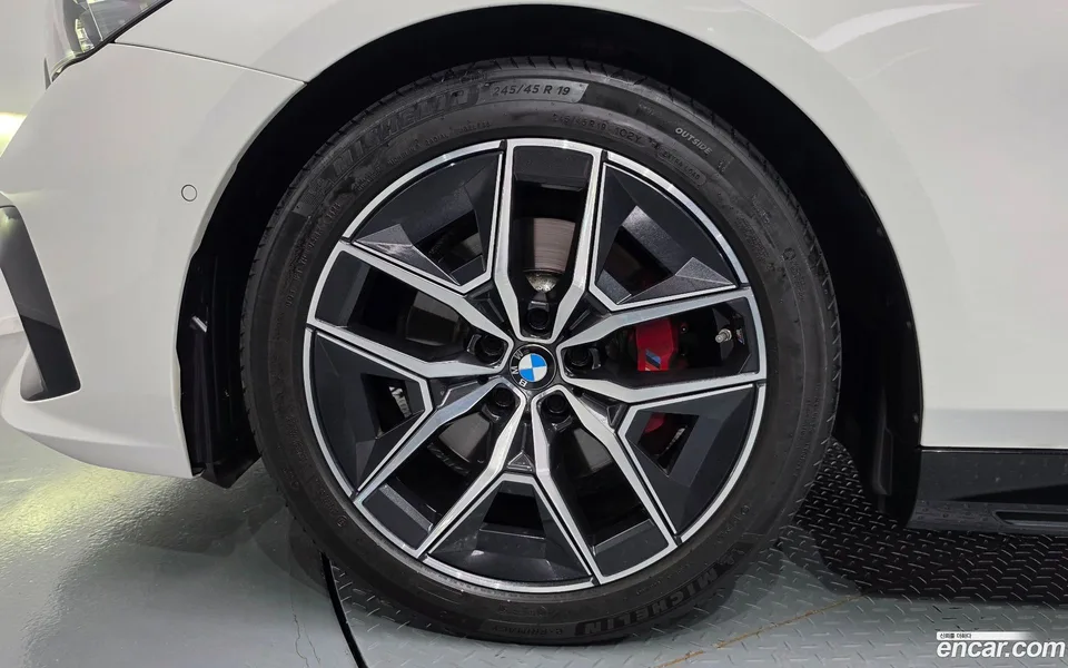 BMW 5 Series 520i 2024 — thumbnail 2