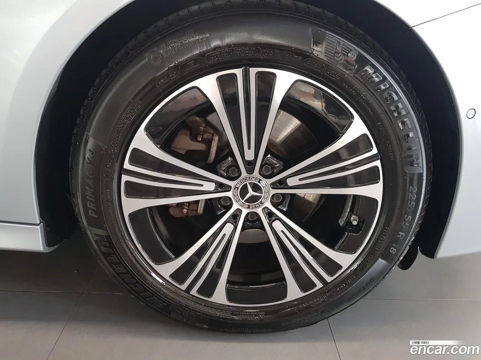 Mercedes-Benz E-Class E200 2024 — thumbnail 2