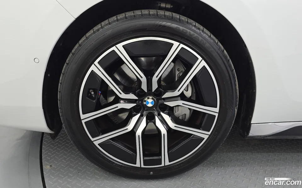 BMW 7 Series 740i xDrive M 2024 — thumbnail 2